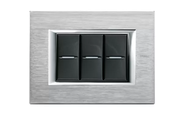 Placa 3 Modulos. Color Cromo Modelo Axolute Bticino Ref Ha4803cr