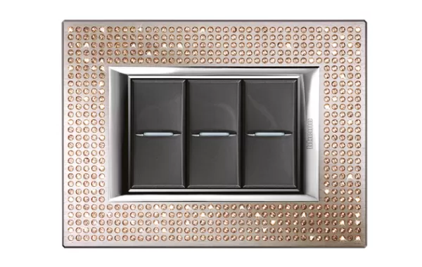 Placa 3 Modulos. Color Light Modelo Axolute Bticino Ref Ha4803swl