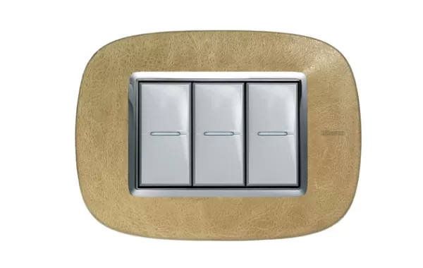 Placa 3 Modulos. Color Cuero Arena Estilo Eliptica Bticino Ref Hb4803slc